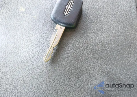 2005 Lincoln Town Car Signature Limited z USA, uszkodzony, nr VIN 1LNHM82W05Y670675